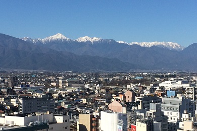 常念岳を中心に雄大な北アルプスの山々が広がる