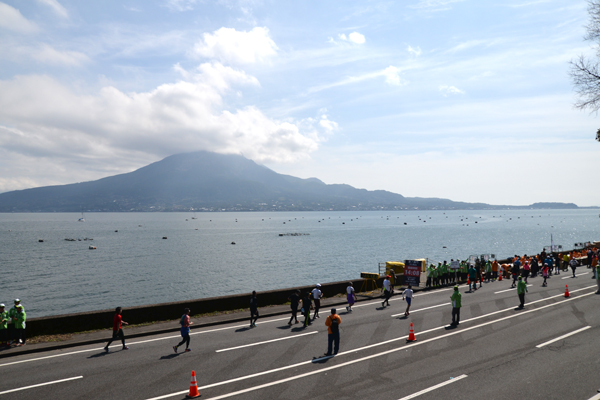 26km過ぎを折り返してからは左手に雄大な桜島を見ながら走れる