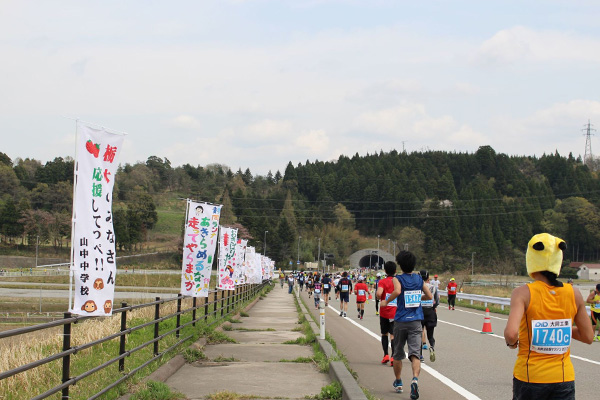 街から離れた場所でも、一つひとつていねいに作られたのぼりがランナーを勇気づける