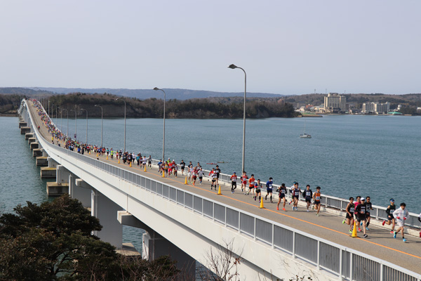 総距離1,050mの能登島大橋を渡る