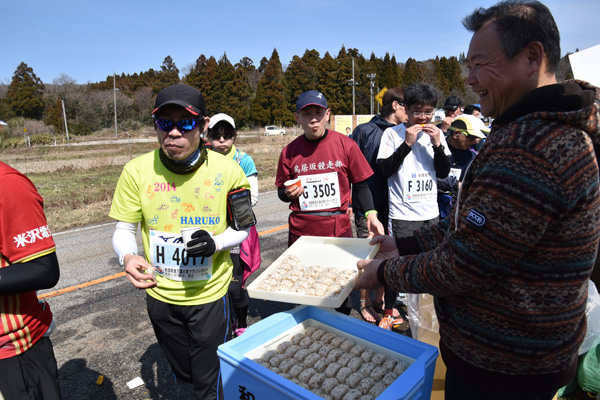 地元産のグルメが並ぶエイド