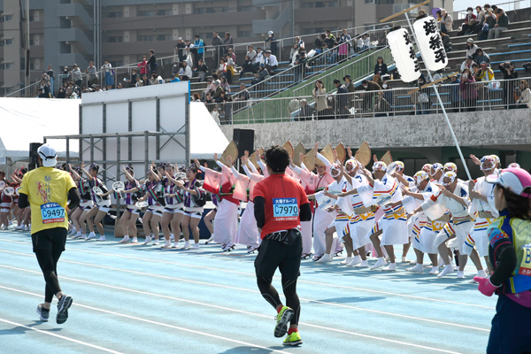 ゴール寸前の阿波踊りで最後の力を振り絞る