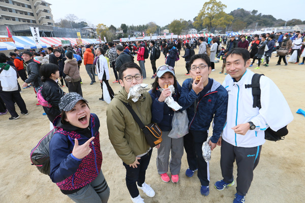 犬山市内人気の味に舌鼓を打つランナーたち