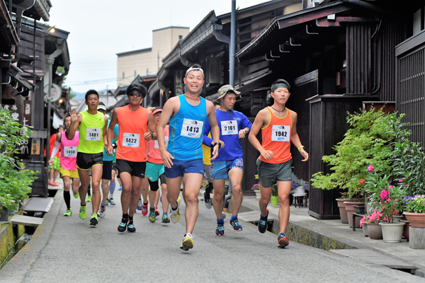 高山の歴史的な街並みの中を駆け抜ける