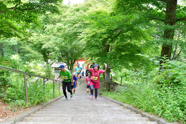 思わず手すりをつかむ千光寺の階段