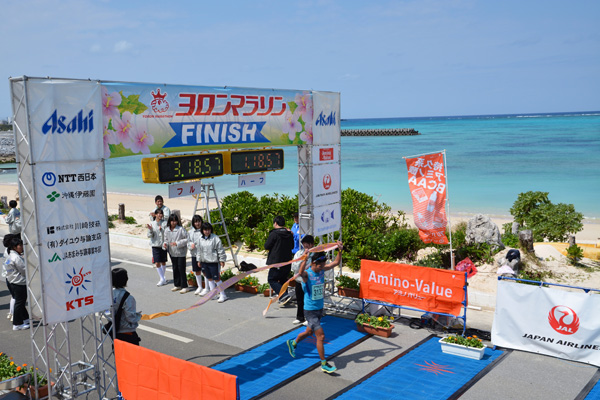 ヨロンブルーの海と白い砂浜が紡ぎ出す絶景の中でマラソンを楽しむ　ヨロンマラソン