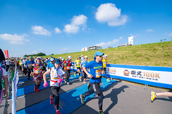 100km先のフィニッシュ地点に向けてスタートする