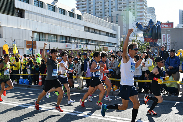 新長田駅の先にある鉄人28号モニュメントの前でランナーも鉄人ポーズ