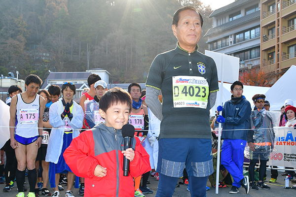 前回大会で齊藤さんは孫の青木暖（はる）君とともに選手宣誓の大役を行った