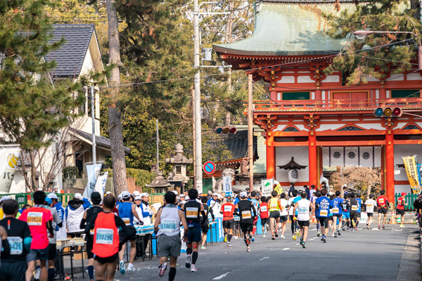 今宮神社前のエイドステーション。コース上観光名所が次々に登場し目を楽しませてくれる