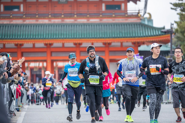 たけびしスタジアム京都（西京極総合運動公園内）をスタートし、平安神宮前（写真）でフィニッシュ。京都市中を半円を描くように、西から東へ走り抜ける大会です