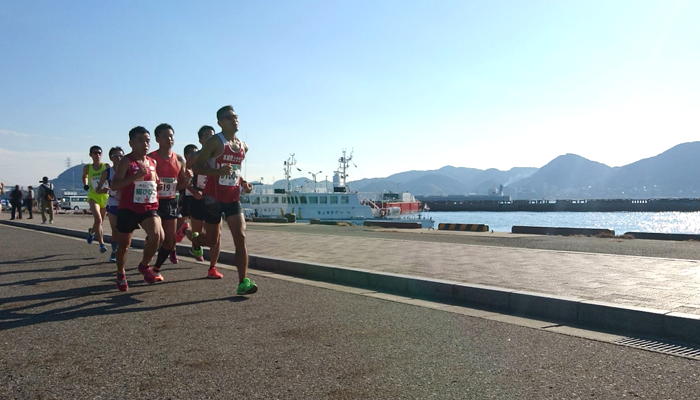 中盤まではフラットな海岸沿い。左端はゲストの猫ひろし選手