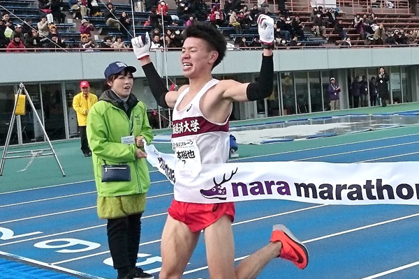 最高気温9℃の寒さの中、男女とも大会記録更新で古都が熱く盛り上がる　奈良マラソン