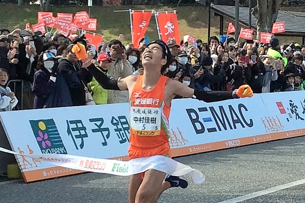 愛媛マラソン　快晴と強風のなか、地元愛媛銀行の中村佳樹選手と大城優衣選手がWで優勝