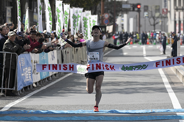 北九州マラソン　塚本秀志選手、森野麻美選手がともに自己ベスト更新で優勝！