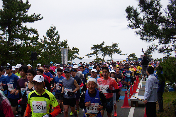 スタート直後からすぐ約4kmの上り、中盤、35km過ぎの終盤と3カ所の上り区間があるタフなコース