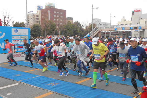 10分の差をつけたウェーブスタートもランナーに好評（写真は第2ウェーブ）