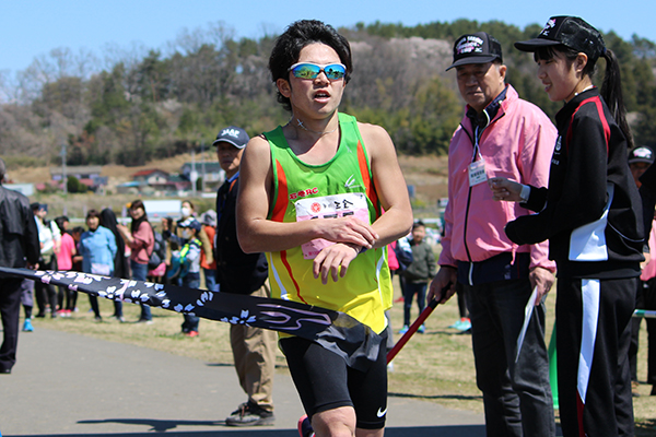 トップでフィニッシュした石井選手は地元仙台高校の出身