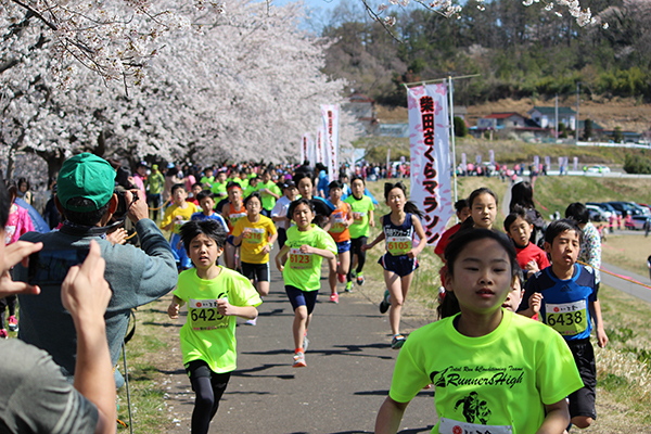 子どもたちも桜の樹の下を駆け抜けた