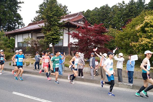 前年から約1400人参加者が増えた今大会。3回目を迎え地域へも定着し、沿道には市民が詰め掛けて声援を送った