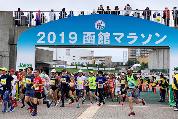 ハーフは午前9時、フルはその10分後に会場の函館市千代台公園陸上競技場をスタート