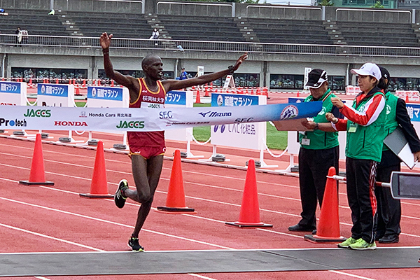 ハーフ男子優勝のダニエル・カヨウキ選手（桜美林大学）