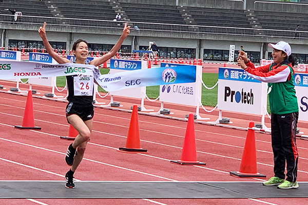 ハーフ女子優勝の一山麻緒選手（ワコール）