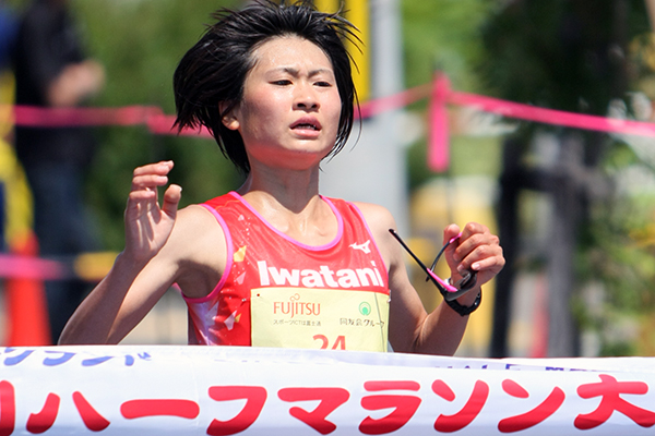 女子は青木奈波が1時間15分12秒で優勝