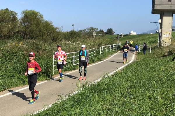 平坦な筑後川沿いのコースを折り返しするコース