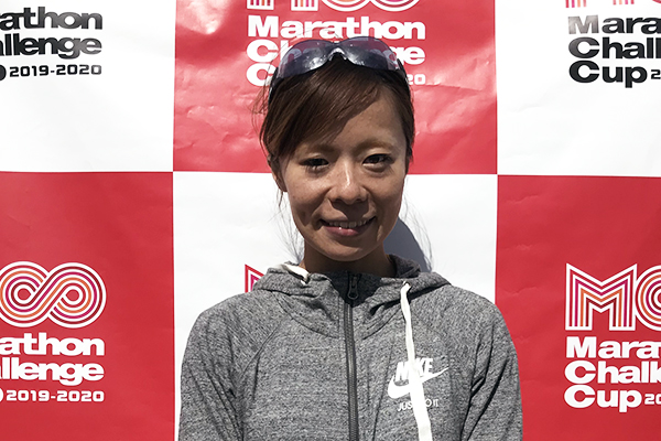 女子優勝の足立結香さん。「前半風が強く、折り返し後は暑かったけれど、何とか頑張って走ることができました」