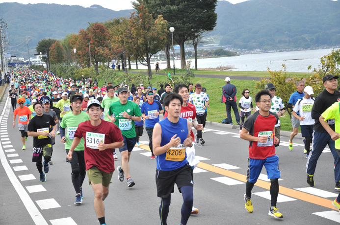 景色のよい諏訪湖の湖畔を走るハーフマラソン