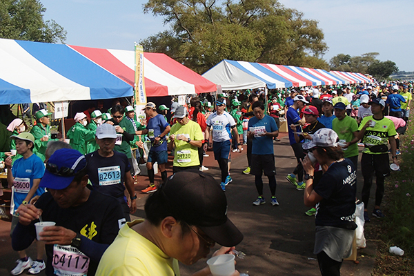 30km過ぎの大エイドステーションでは、30種類にもおよぶ補給食が待っている