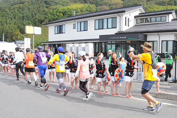 花笠音頭グループが沿道でハイタッチ