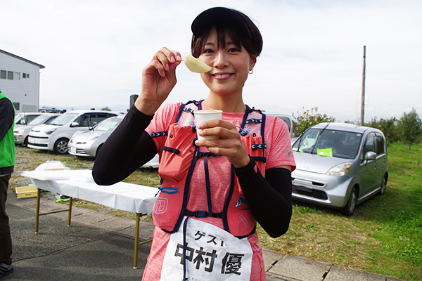 ゲストランナー・中村優さんもエイドのラ・フランスに舌鼓