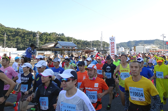 秋晴れの下、フルマラソンの部が一斉にスタート！