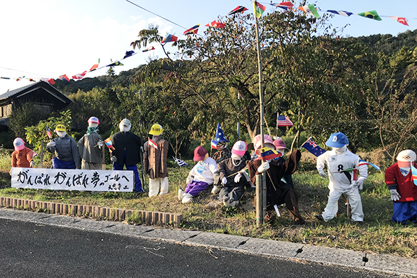 沿道の手づくり案山子たちもランナーの目を楽しませた