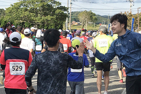 招待選手の柏原竜二さん（富士通）とハイタッチ