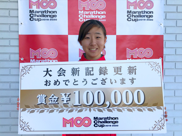 女子優勝・峠萌香さん。「地元の方の応援もあり、風景も変化があったので楽しみながら走れました」