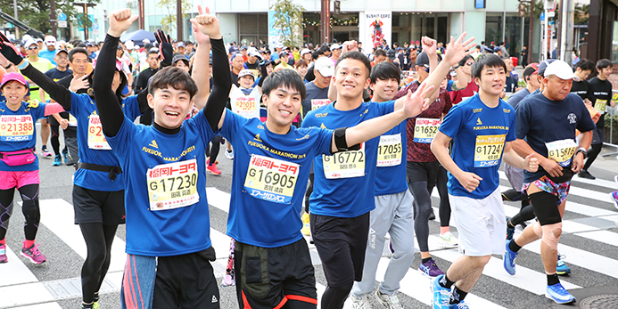 42.195kmの旅を笑顔でスタートするランナーたち