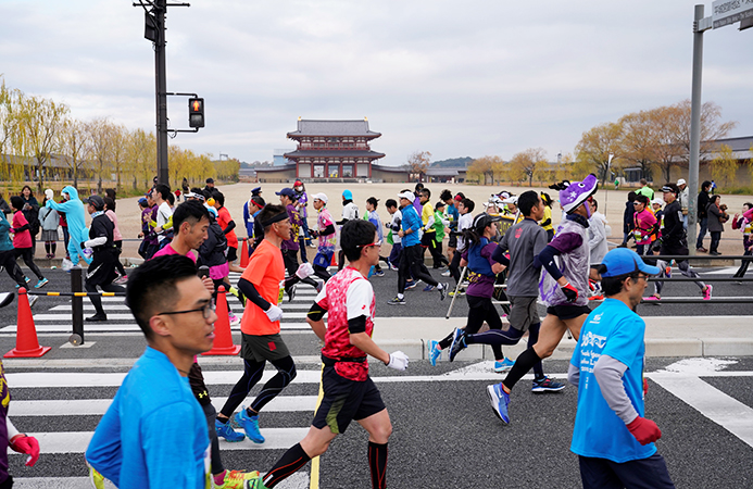 平城京跡の前を駆けぬける5km折り返し地点付近