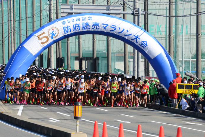 快晴の下、防府市スポーツセンターソルトアリーナ前の県道からのスタート