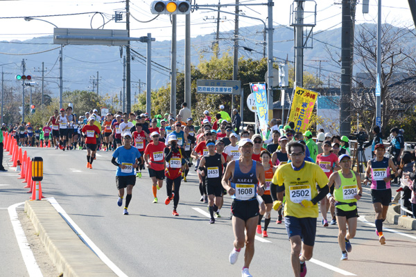 17km付近を駆け抜ける選手たち