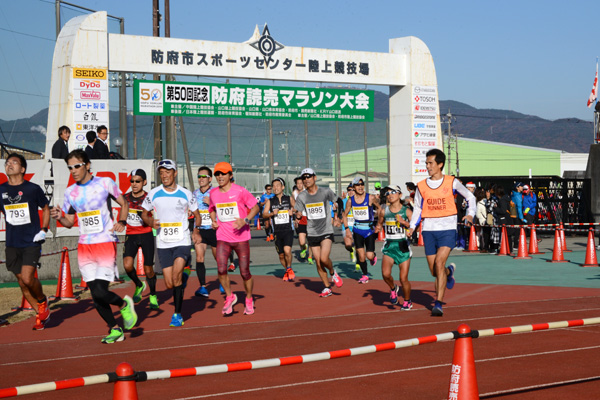 ゴール目前、陸上競技場トラックへ