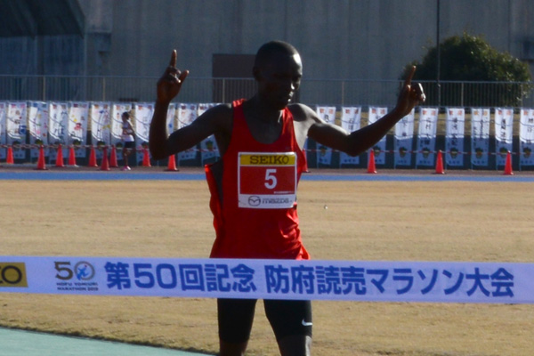 男子優勝のキプロティク選手がゴールテープを切る