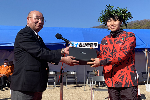 男子優勝の岡山春紀選手（コモディイイダ陸上競技部）