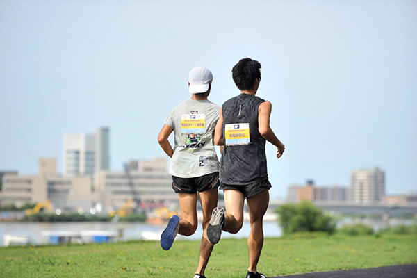 信濃川と新潟市の街並みを眺めながら走れる