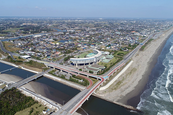 海沿いにまっすぐ伸びた九十九里波乗りロードを走ります