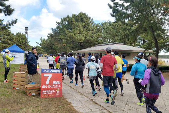 海の公園内に設定した1周3.5kmの周回コースを走ります