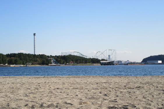 その名のとおり、浜辺をもつ海の公園が会場