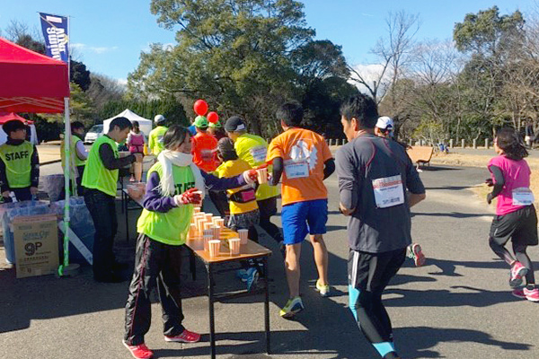 給水所では水、スポーツドリンクなどを用意しています